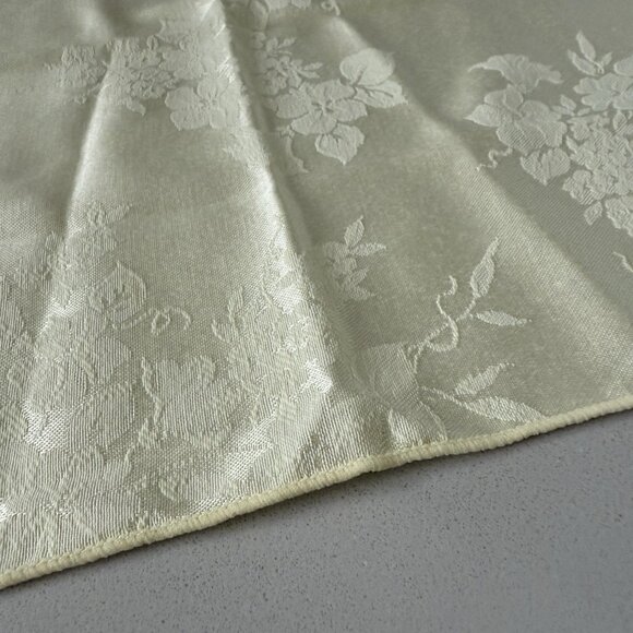 Damask Set Of 16 Napkins Creamy Pale Yellow 16x16” Square Floral Lightly Used - Picture 3 of 6